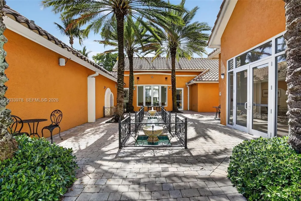3340 NE 190th St, Aventura, FL 33180