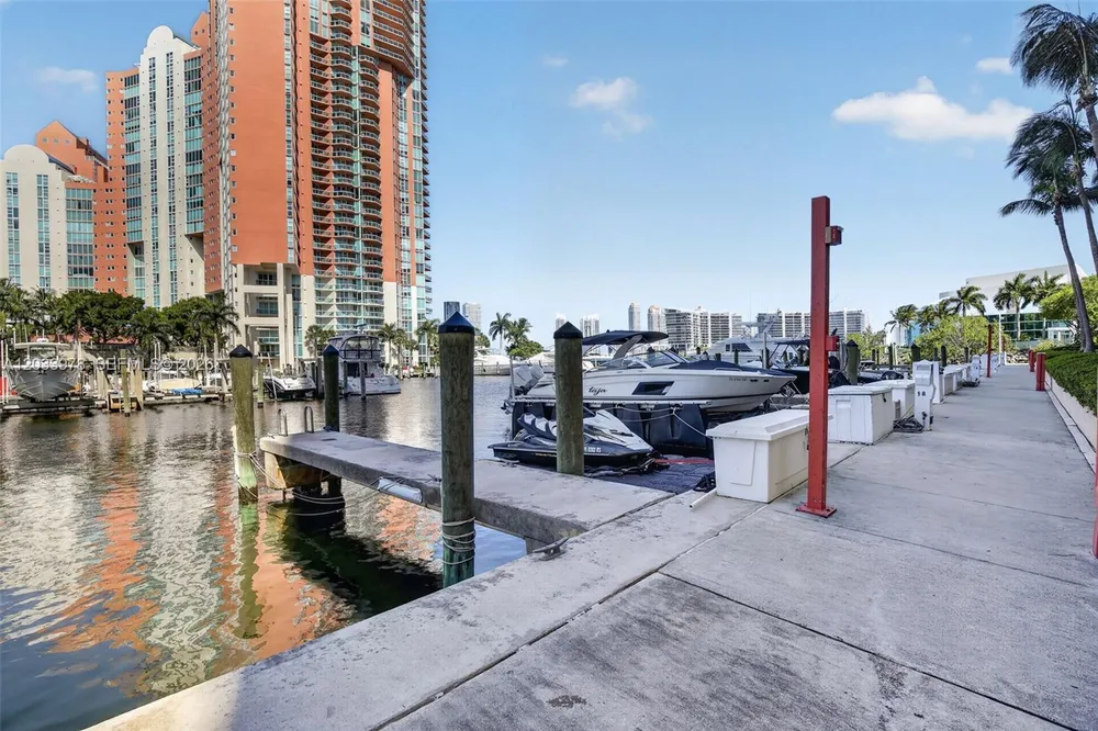 3340 NE 190th St, Aventura, FL 33180