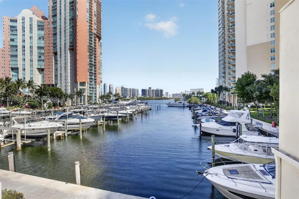 3340 NE 190th St, Aventura, FL 33180