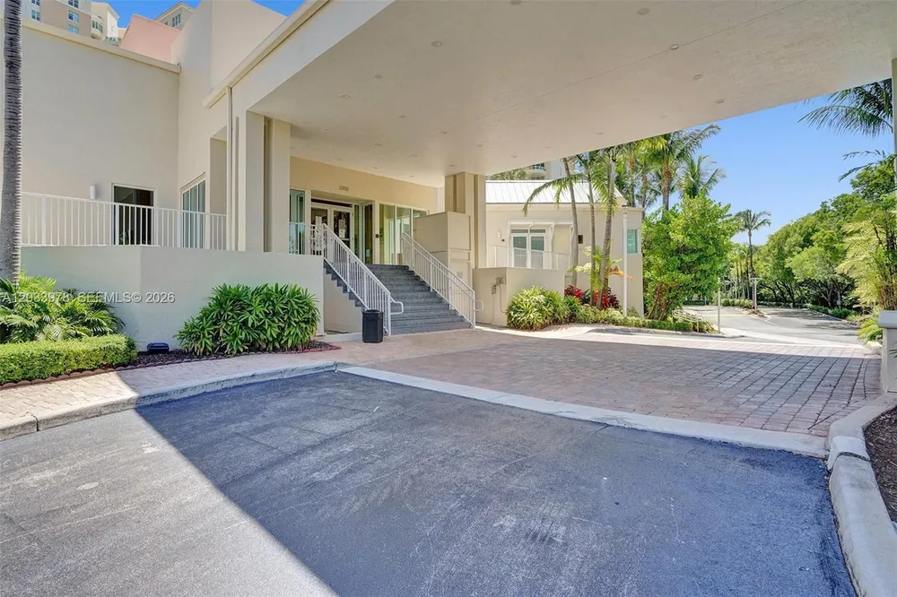3340 NE 190th St, Aventura, FL 33180