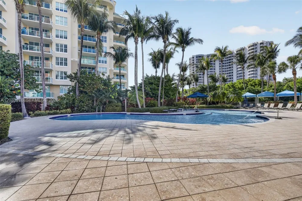 3340 NE 190th St, Aventura, FL 33180