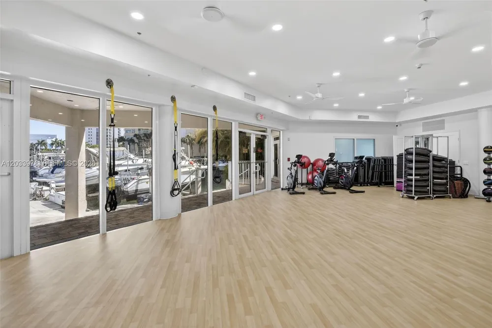 3340 NE 190th St, Aventura, FL 33180