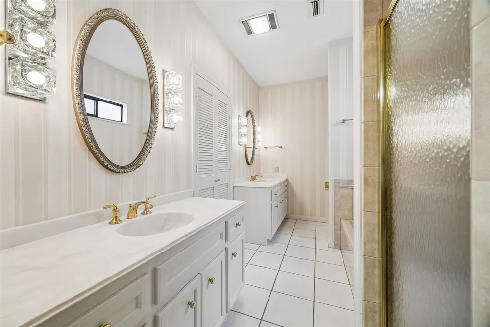9612 Bayou Brook St, Houston, TX 77063