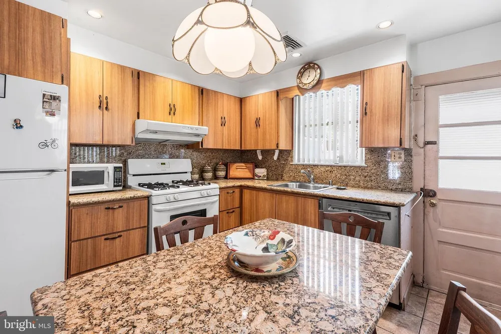 2439 S Rosewood St, Philadelphia, PA 19145