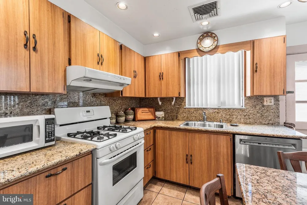 2439 S Rosewood St, Philadelphia, PA 19145