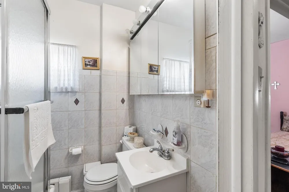 2439 S Rosewood St, Philadelphia, PA 19145