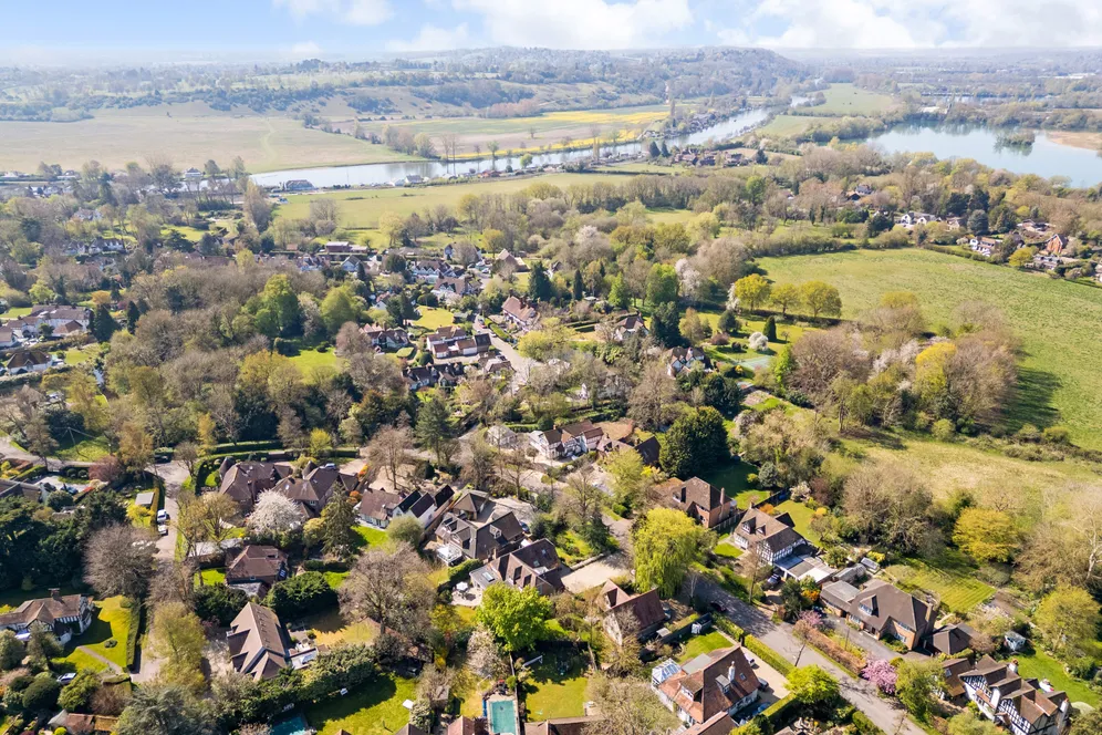 The Avenue, The Abbotsbrook, Bourne End, SL8 photo 8