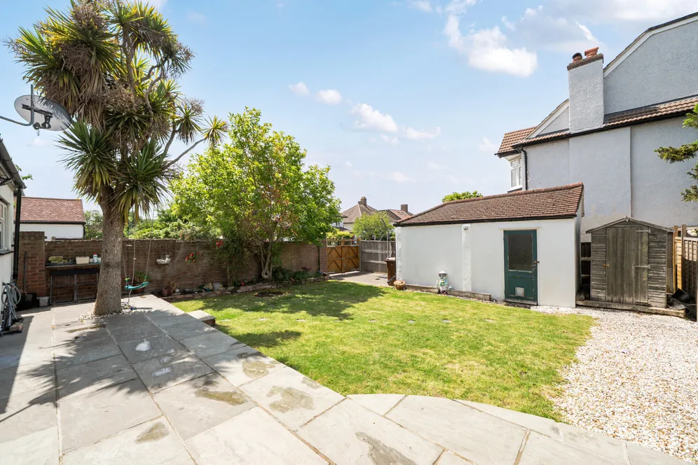 Seaforth Gardens, Epsom, KT19 photo 3