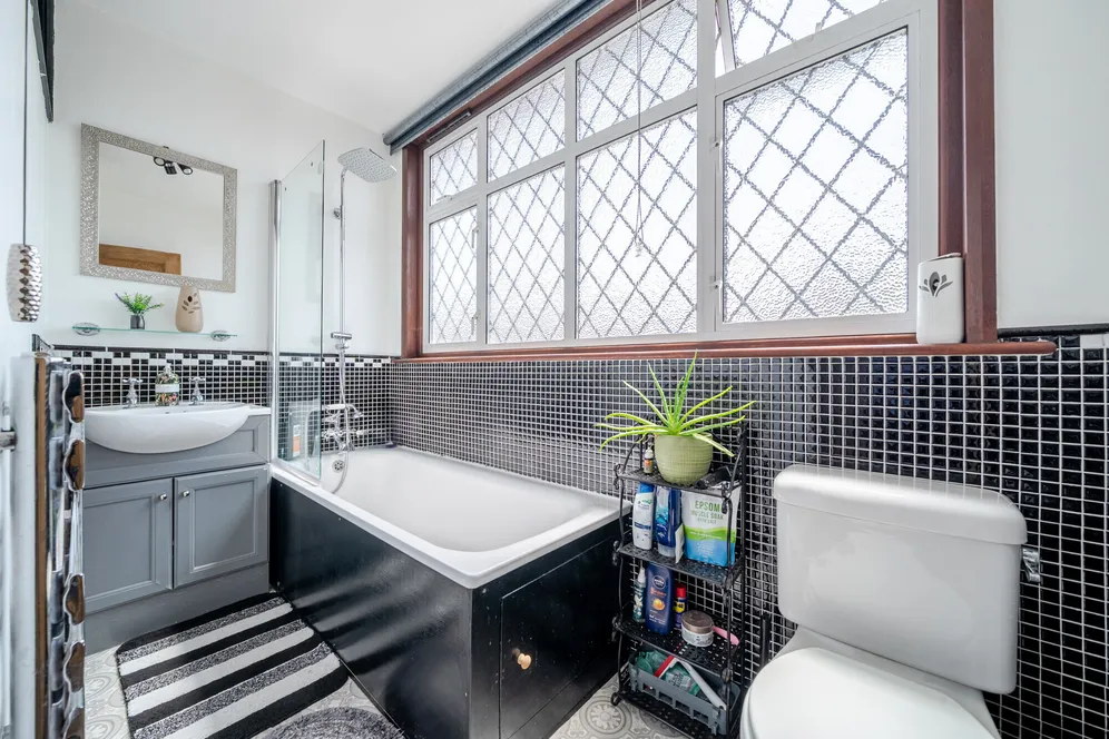 Seaforth Gardens, Epsom, KT19 photo 12