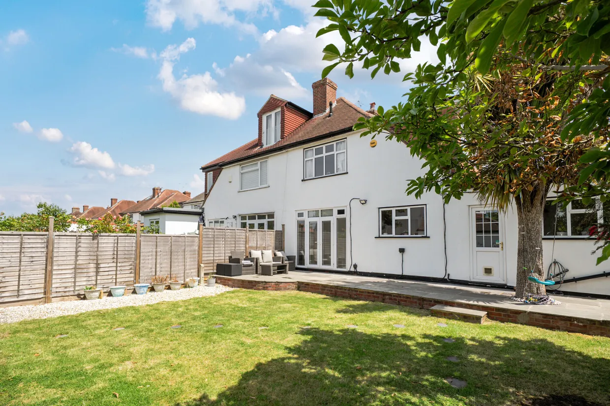 Seaforth Gardens, Epsom, KT19 photo 15