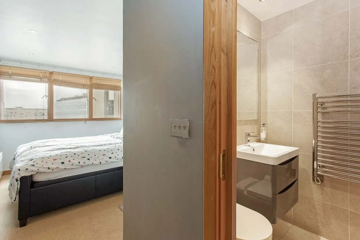Frances Wharf, E14 photo 15