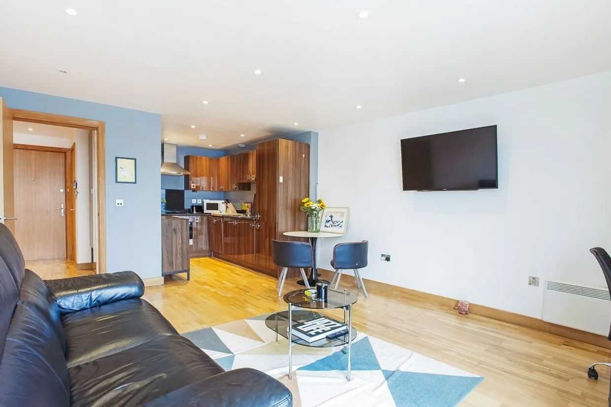 Frances Wharf, E14 photo 18