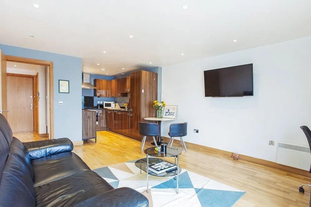 Frances Wharf, E14 photo 18