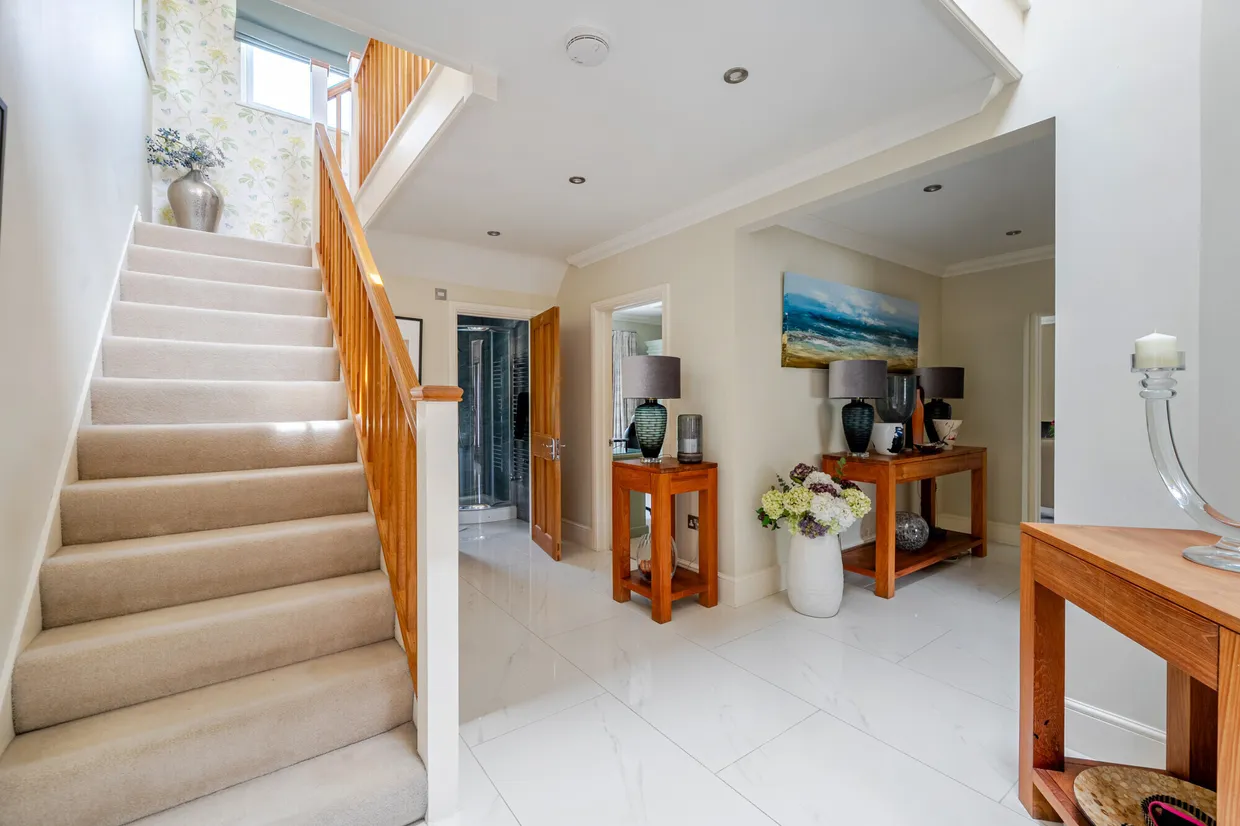 Cannon Way, Leatherhead, KT22 photo 4