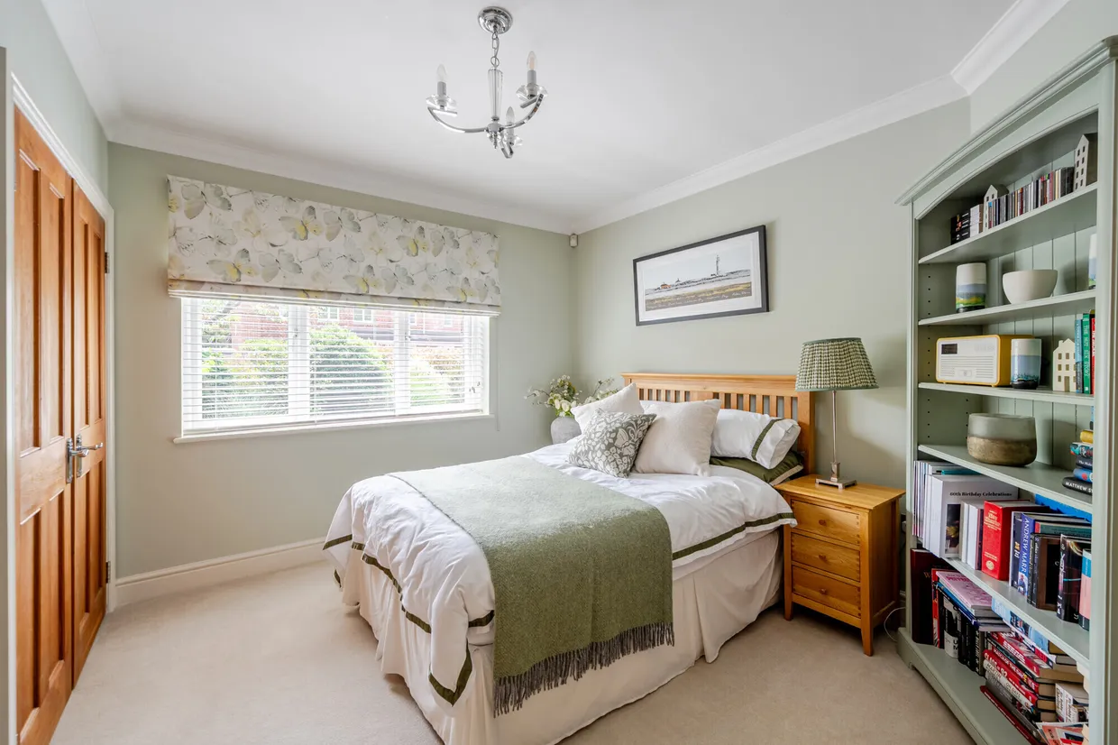 Cannon Way, Leatherhead, KT22 photo 14