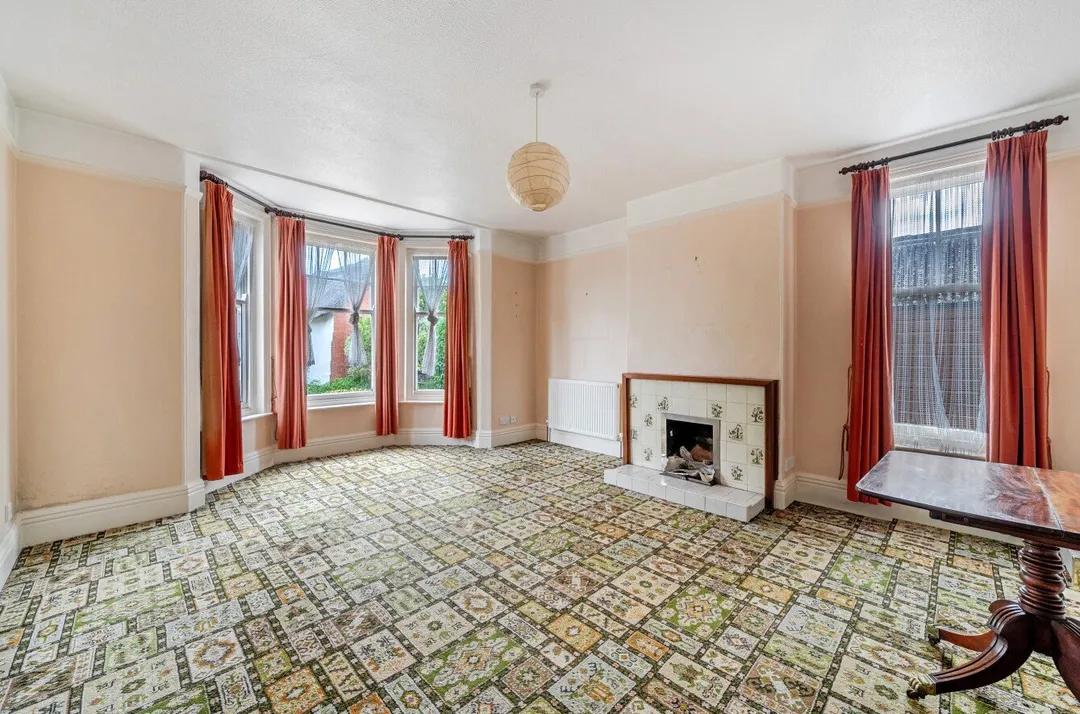 https://mr0.homeflow-assets.co.uk/files/photo/image/47621/0852/_x_/TOP260136_14.jpg
