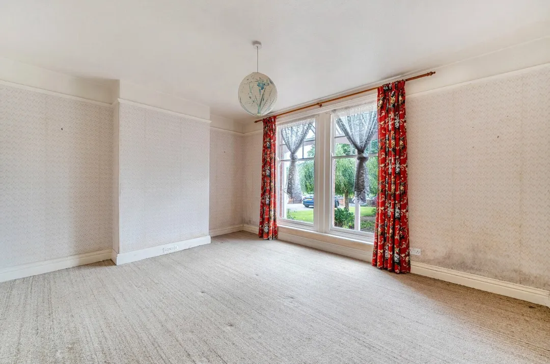 https://mr0.homeflow-assets.co.uk/files/photo/image/47621/0857/_x_/TOP260136_15.jpg