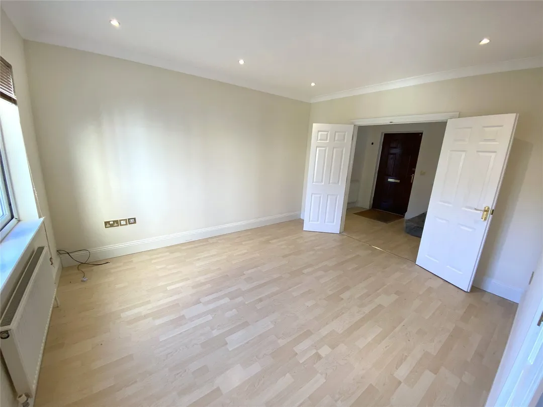 https://mr0.homeflow-assets.co.uk/files/photo/image/47623/9772/_x_/OCL160124_19.jpg