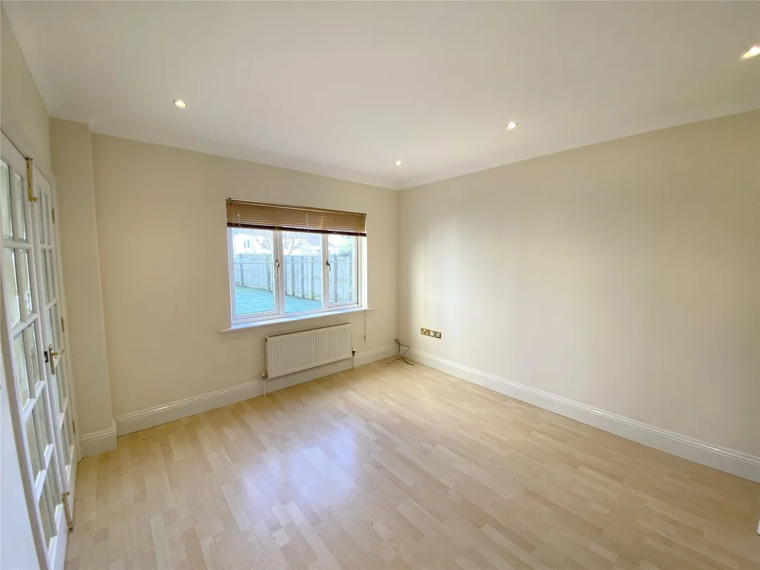https://mr0.homeflow-assets.co.uk/files/photo/image/47623/9775/_x_/OCL160124_20.jpg