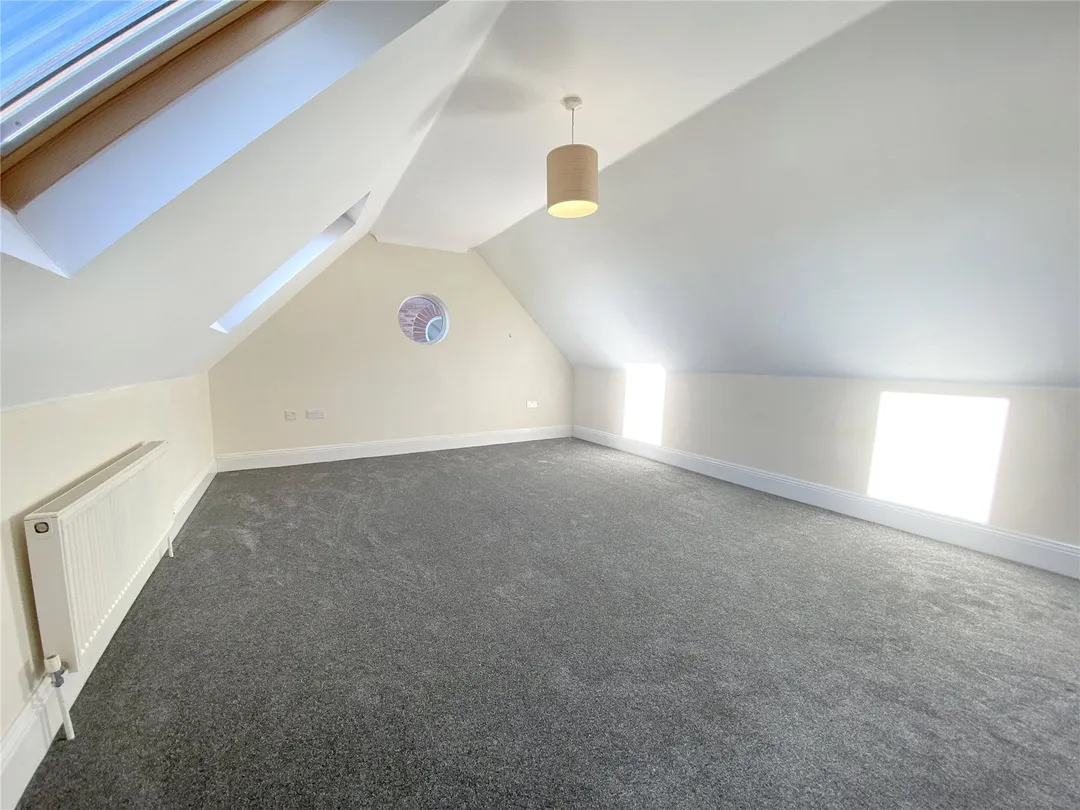 https://mr0.homeflow-assets.co.uk/files/photo/image/47623/9781/_x_/OCL160124_22.jpg