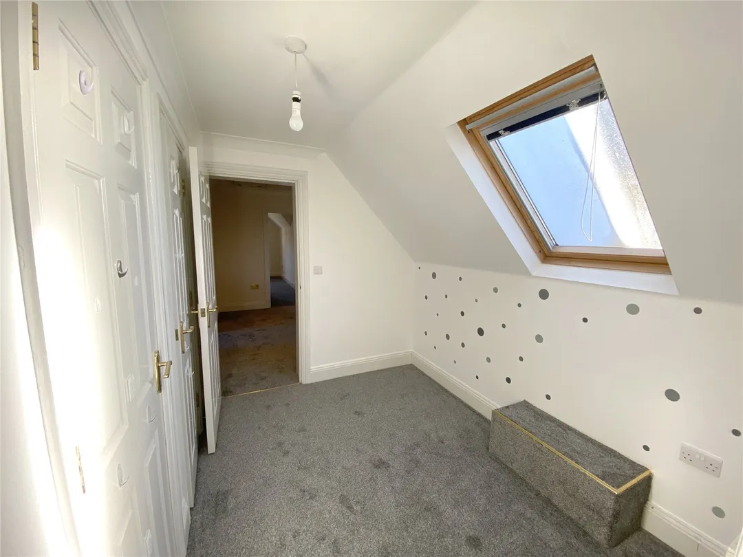 https://mr0.homeflow-assets.co.uk/files/photo/image/47623/9784/_x_/OCL160124_23.jpg