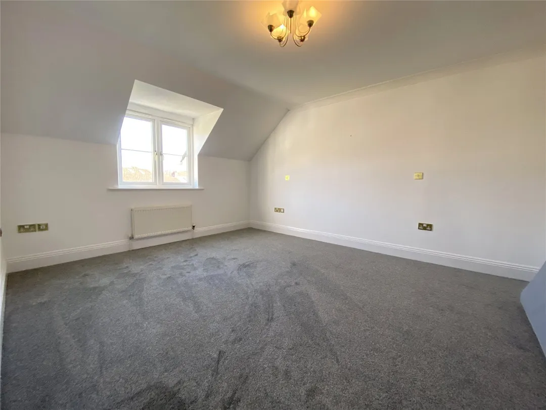 https://mr0.homeflow-assets.co.uk/files/photo/image/47623/9791/_x_/OCL160124_25.jpg