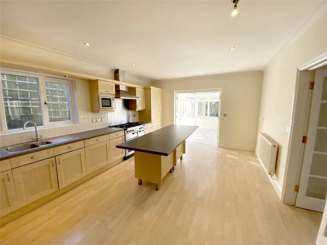 https://mr0.homeflow-assets.co.uk/files/photo/image/47623/9798/_x_/OCL160124_31.jpg