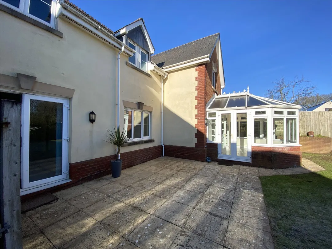 https://mr0.homeflow-assets.co.uk/files/photo/image/47623/9800/_x_/OCL160124_30.jpg
