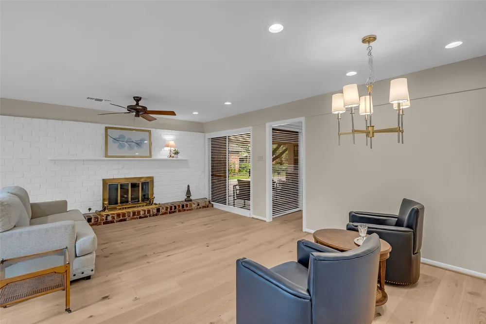 10127 Hazelhurst Dr, Houston, TX 77043