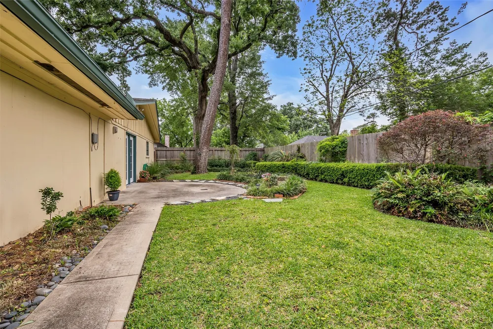 10127 Hazelhurst Dr, Houston, TX 77043