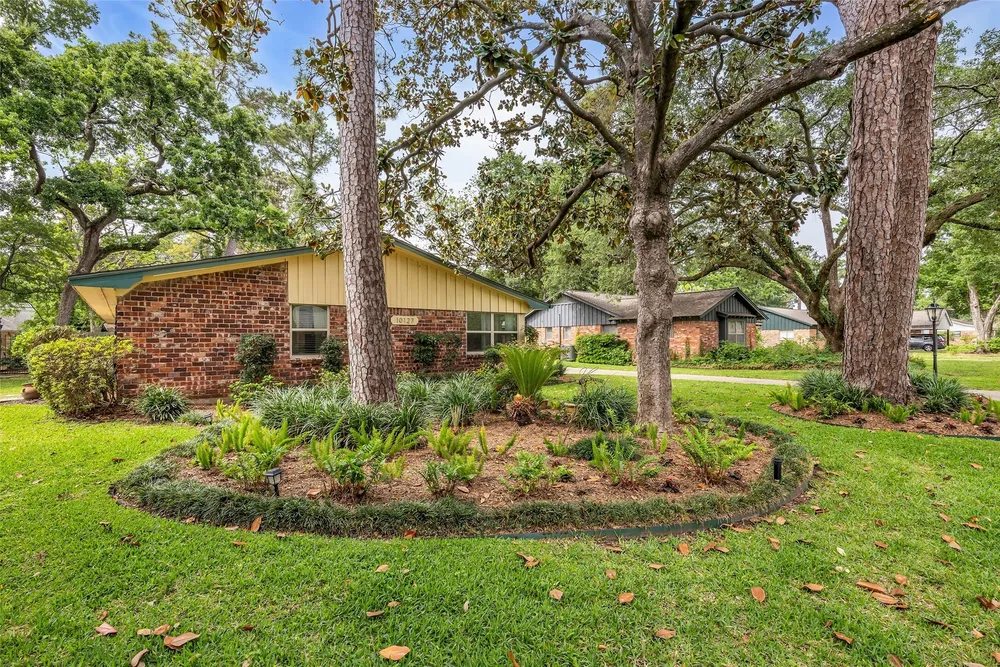 10127 Hazelhurst Dr, Houston, TX 77043