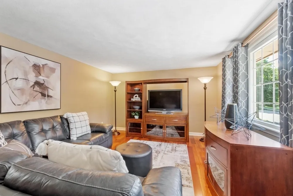 9 Brookbridge Rd, Peabody, MA 01960