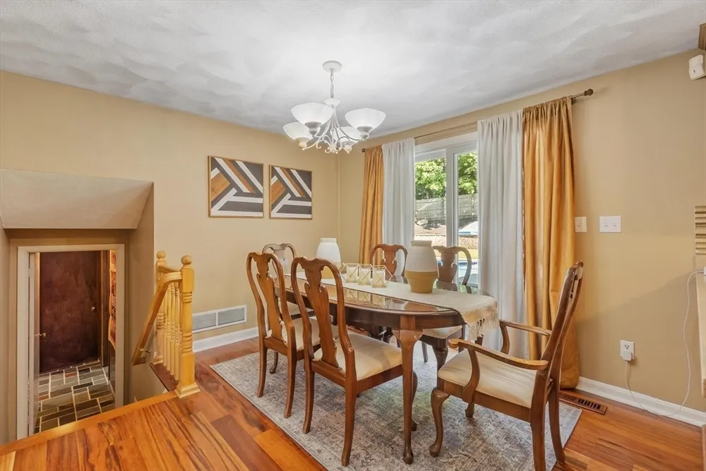 9 Brookbridge Rd, Peabody, MA 01960