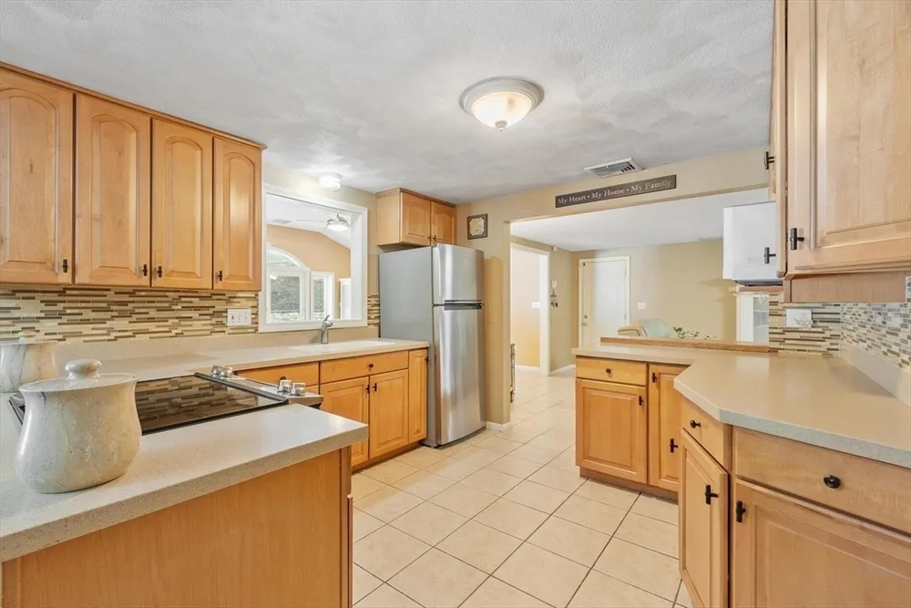 9 Brookbridge Rd, Peabody, MA 01960