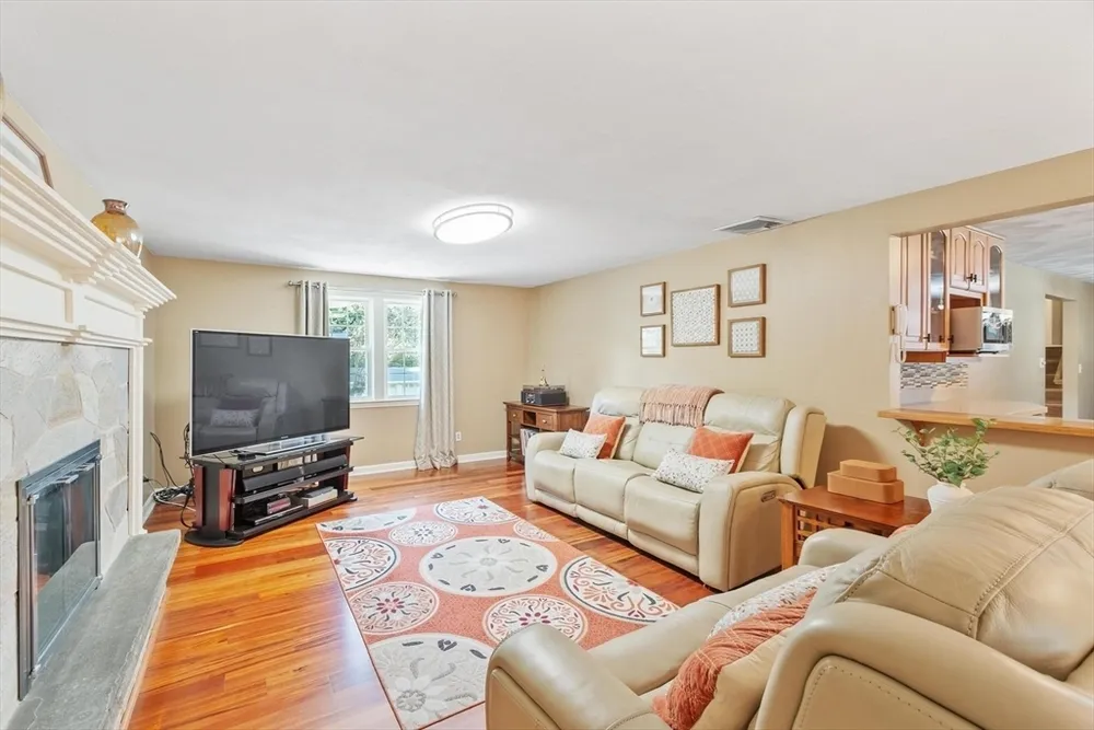 9 Brookbridge Rd, Peabody, MA 01960