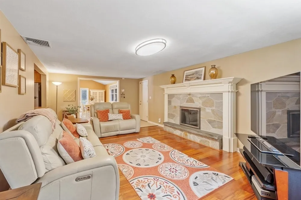 9 Brookbridge Rd, Peabody, MA 01960