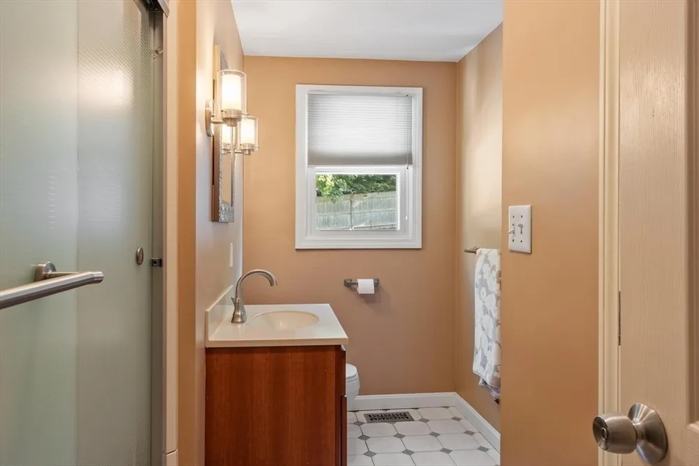 9 Brookbridge Rd, Peabody, MA 01960