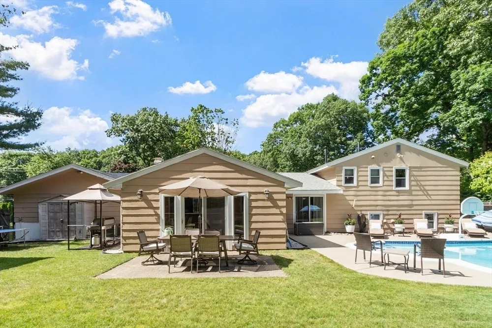 9 Brookbridge Rd, Peabody, MA 01960