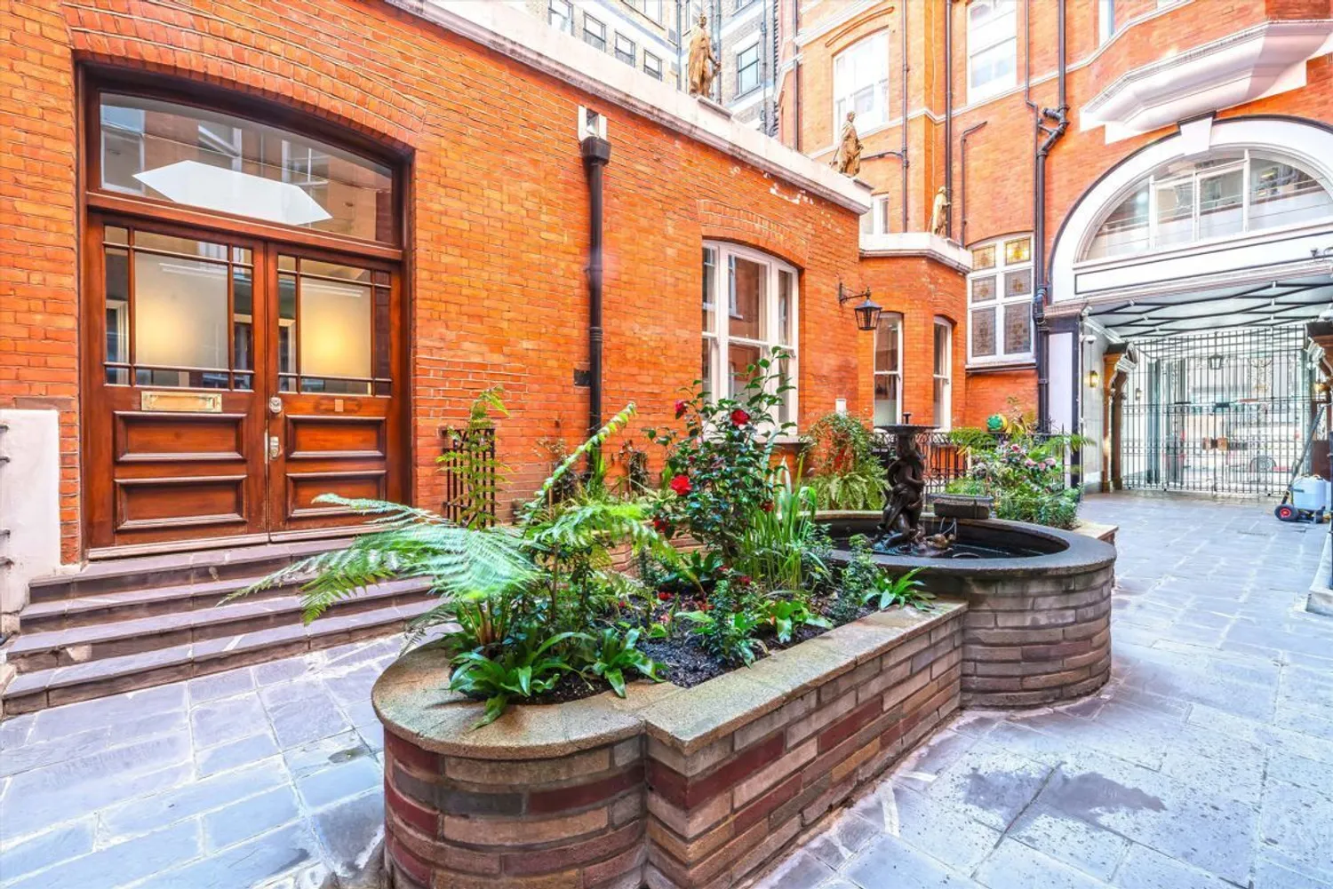 Westminster Palace Gardens, London, SW1P photo 4