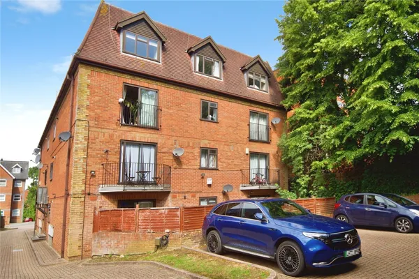 Holden Avenue, London, N12
