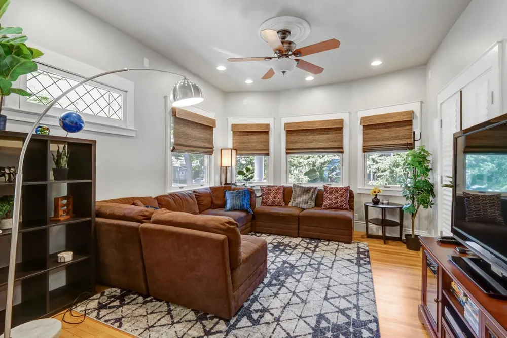 2526 Capitol Ave, Sacramento, CA 95816-5809