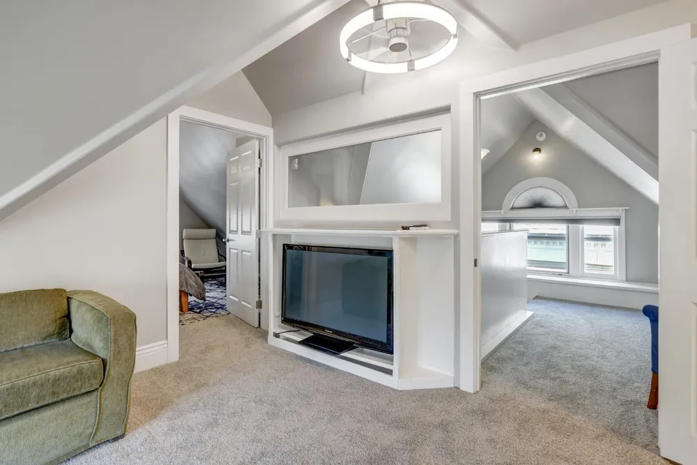 2526 Capitol Ave, Sacramento, CA 95816-5809
