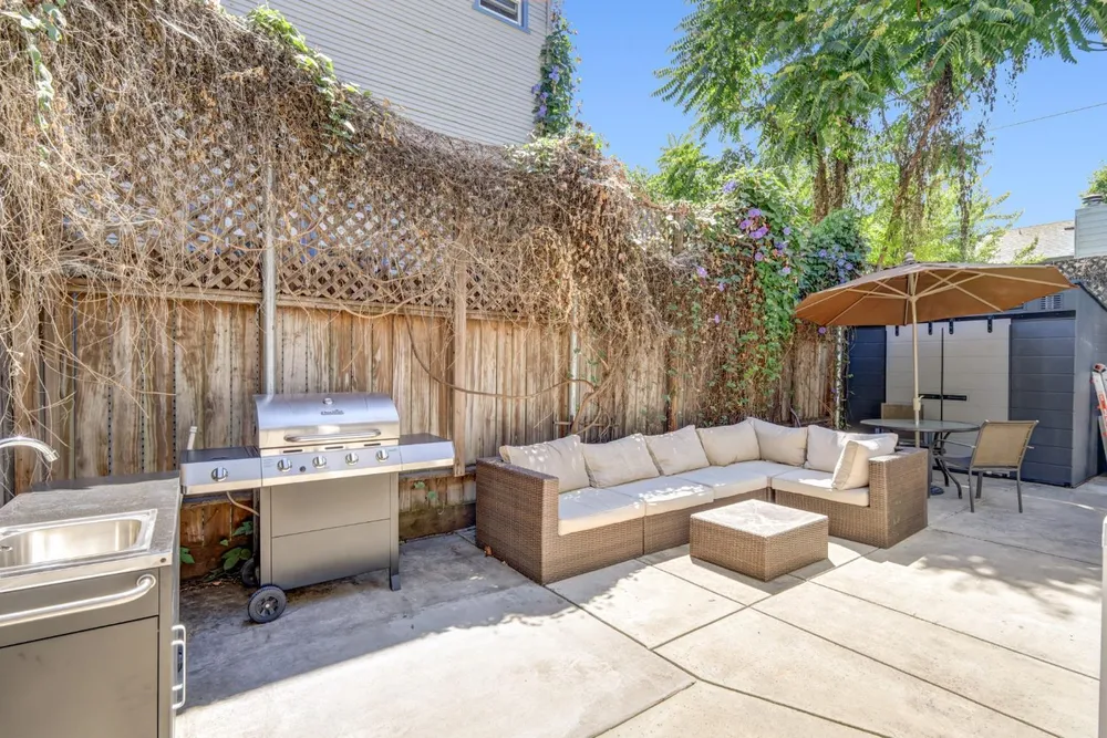 2526 Capitol Ave, Sacramento, CA 95816-5809