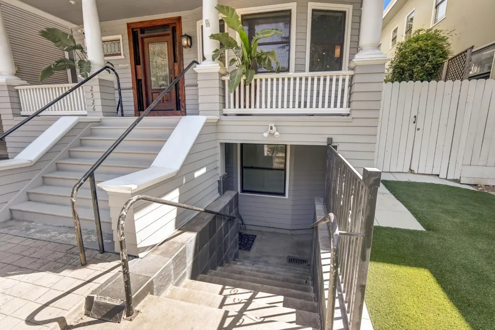 2526 Capitol Ave, Sacramento, CA 95816-5809