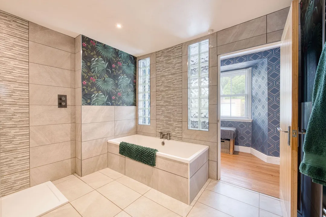 https://mr0.homeflow-assets.co.uk/files/photo/image/47636/6315/_x_/DSC_7033_HDR-94.jpg
