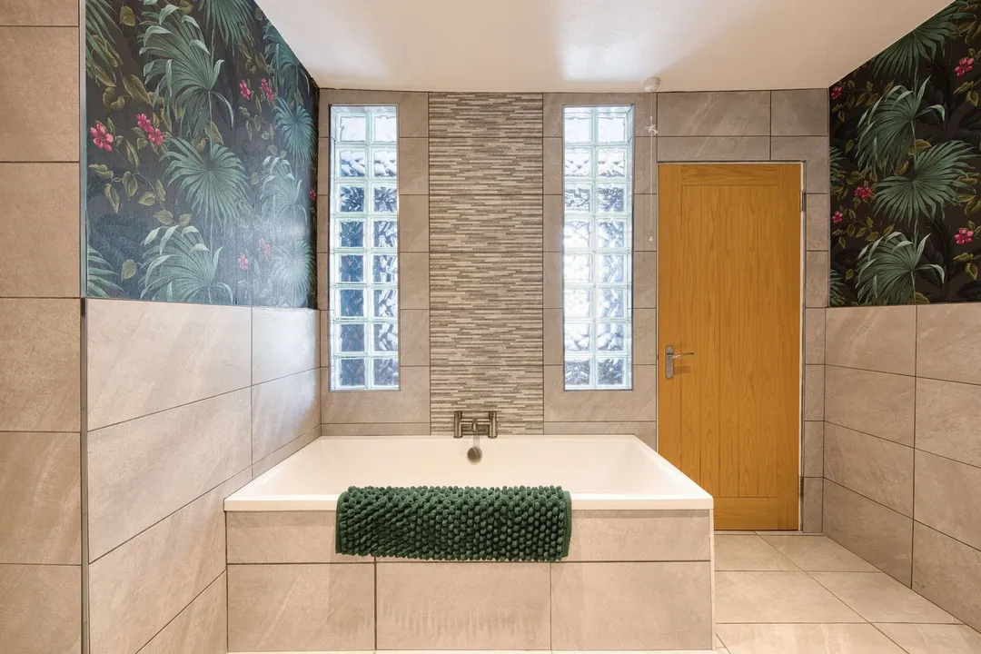 https://mr0.homeflow-assets.co.uk/files/photo/image/47636/6330/_x_/DSC_7058_HDR-99.jpg