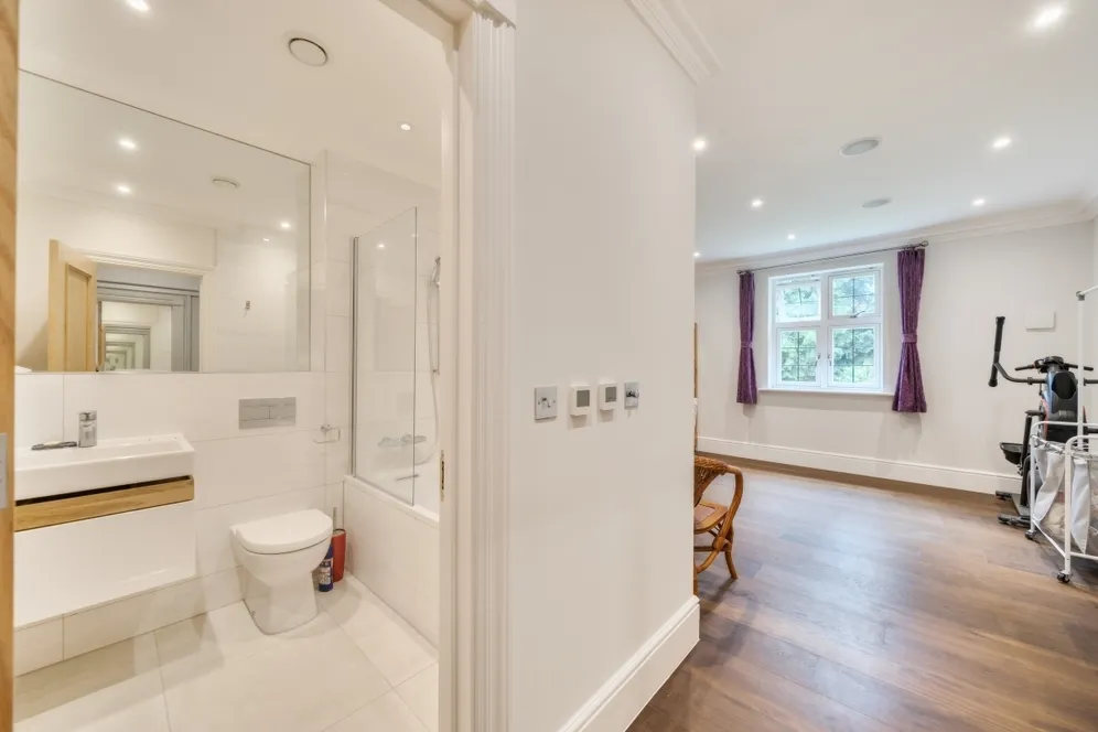Heath Drive, Tadworth KT20 photo 15