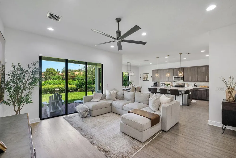 9013 NW 39th St, Coral Springs, FL 33065