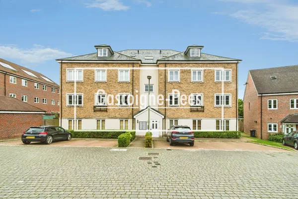 Warren Close, Farnham GU9