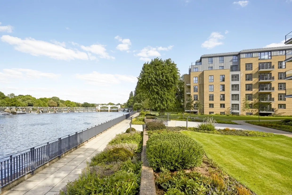 Pinewood Gardens Teddington TW11 photo 1